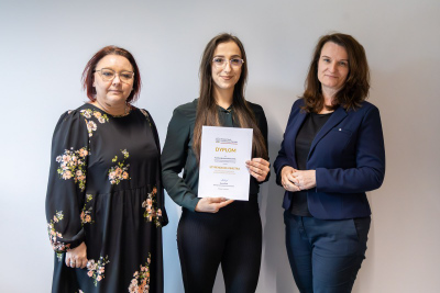 Na zdjęciu Pani Dziekan dr Anna Zych, studentka Karolina Nastaj-Salek oraz Pani Prorektor dr Monika Piątek
